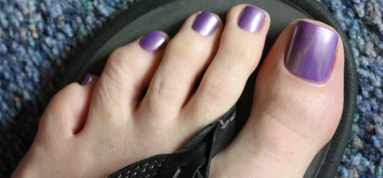 cores de esmalte para unhas dos pes roxo