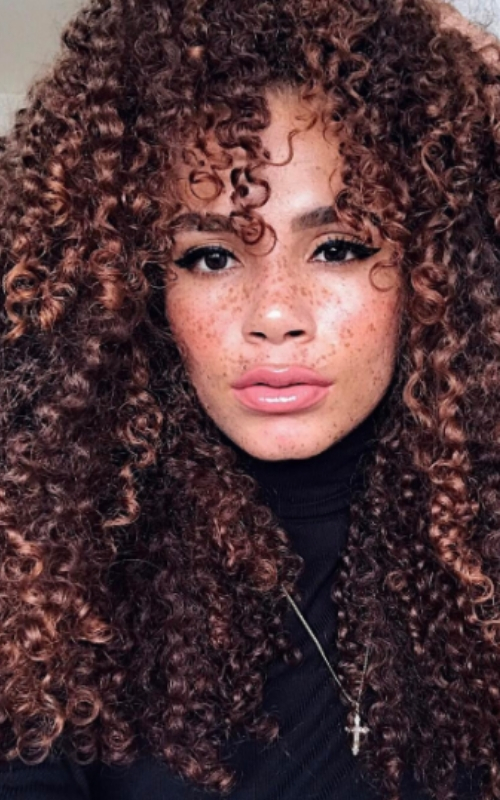  corte de cabelo longo com franja cacheada