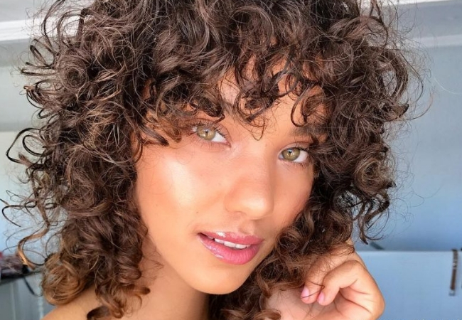 modelo cortes de cabelo medio cacho franja