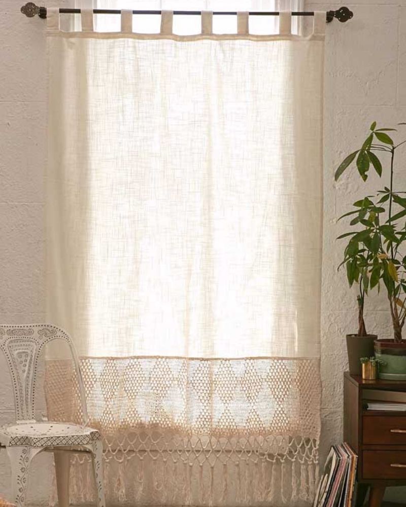 modelo cortina com barrado de crochê