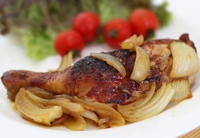 coxa de frango assada e acebolada