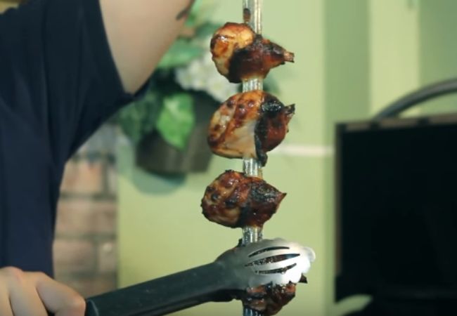 coxa de frango no espeto marinada