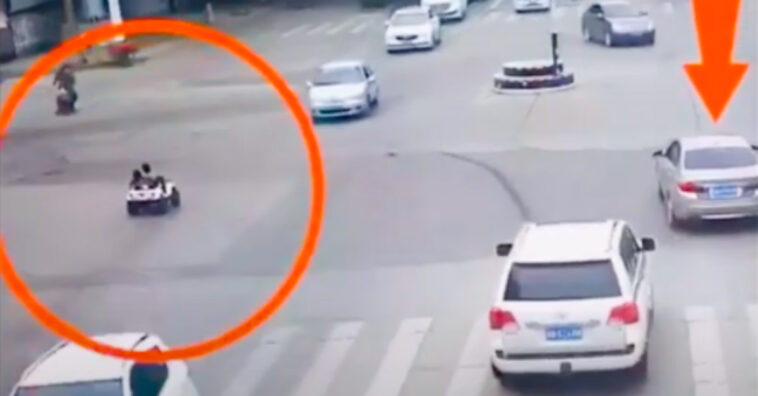 crianças flagradas dirigindo carro de brinquedo em avenida movimentada