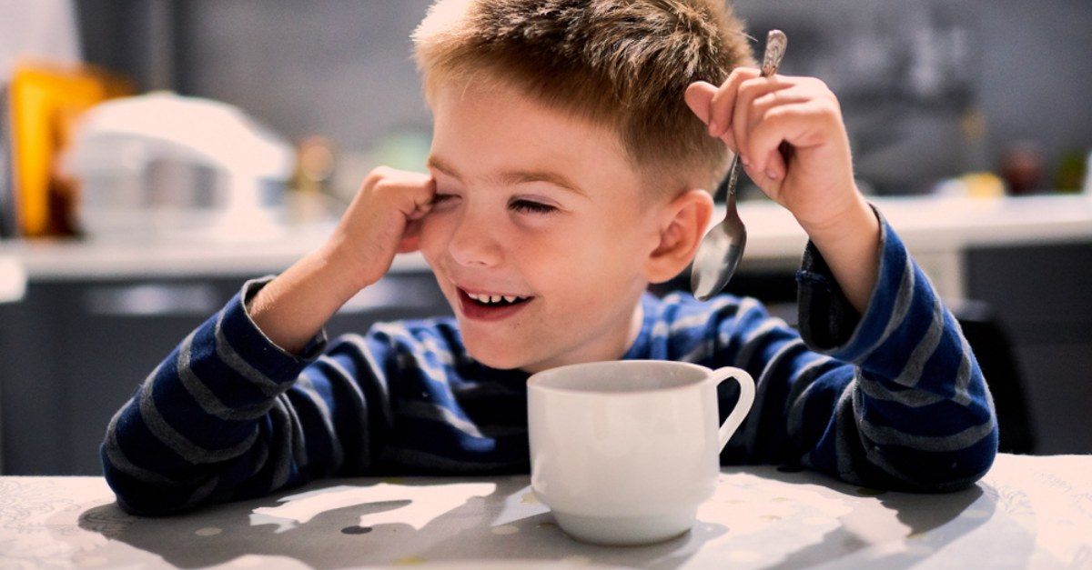 Criança pode tomar café? Veja os cuidados na hora de oferecer