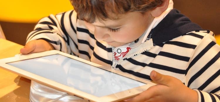 Crianças não deveriam ficar conectadas por muitas horas