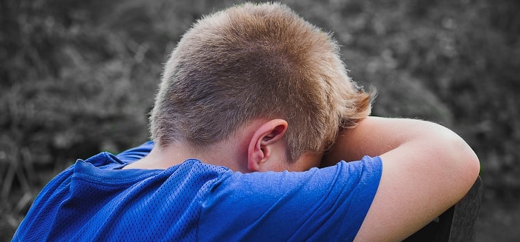 Crianças serão corrigidas com prancha de madeira