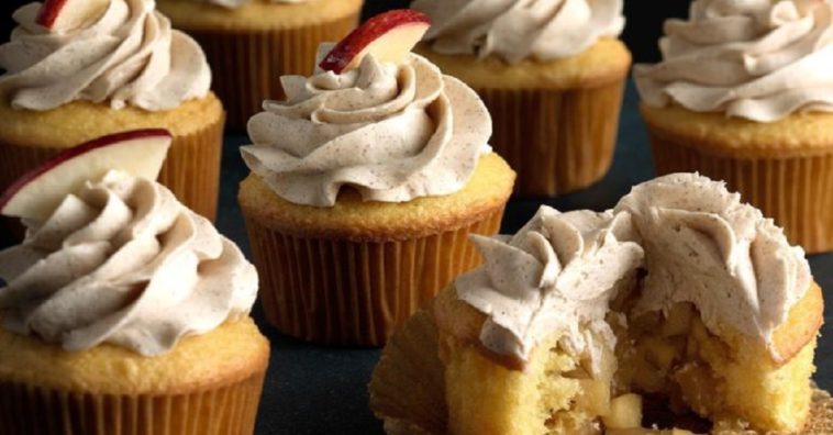 cupcake de torta de maçã com creme de canela