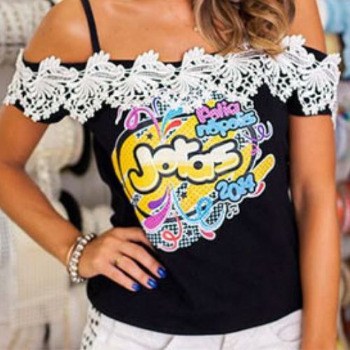 modelo com mangas caídas