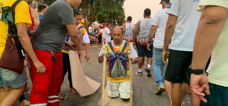 círio de nazaré fiel ajoelhado