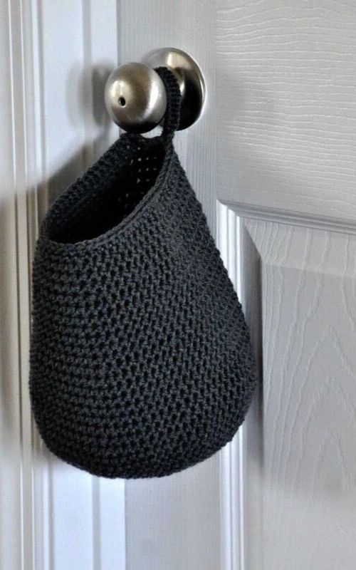 cesto de porta com crochê endurecido