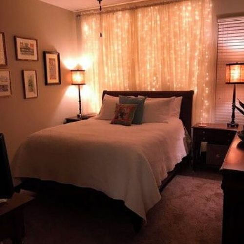 modelo decoração com cortina de led amarelada quarto