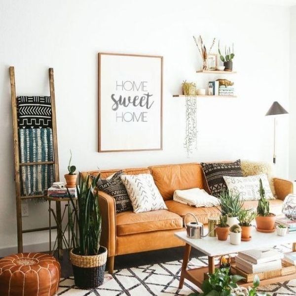 decoração com quadros e mais objetos