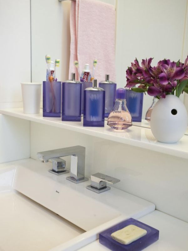 decoração de banheiro com objetos organizadores