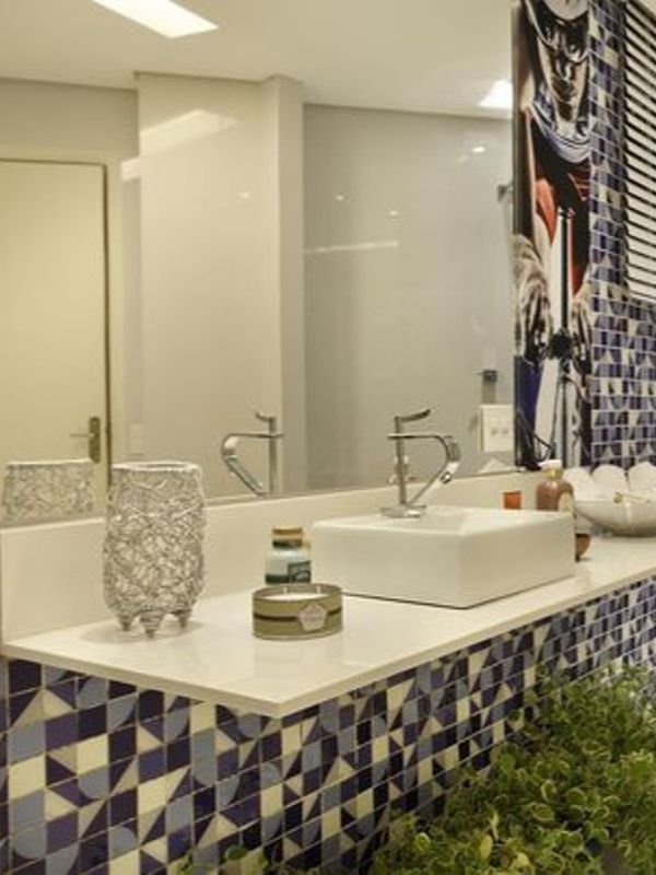 decoração de banheiro prateleira de madeira