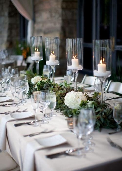 ideia de decoração de mesa de natal com taças com velas