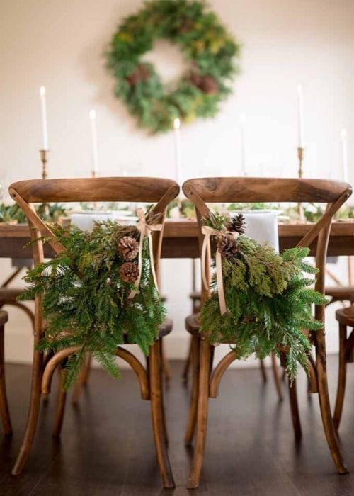 ideia de decoração de mesa de natal nas cadeiras