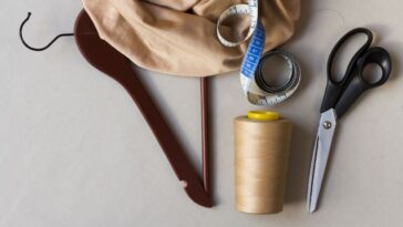 decoração com cabides velhos