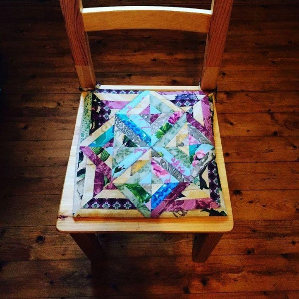 fazer decoração com patchwork almofada cadeira