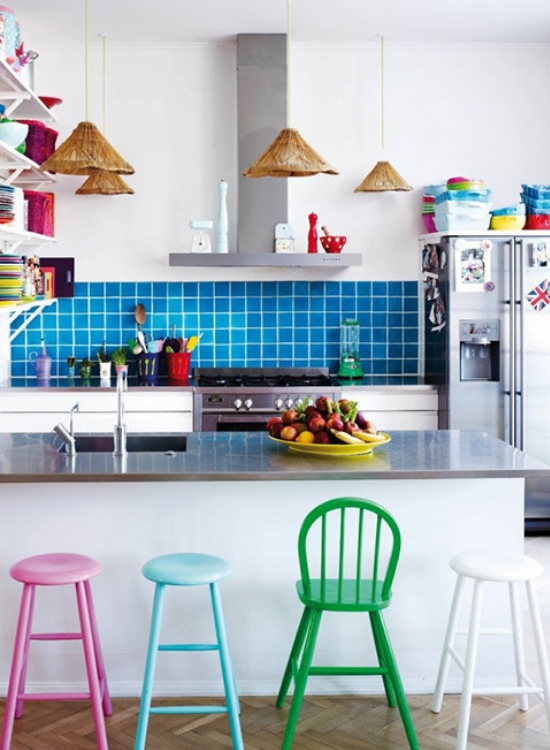 decoração de cozinha bancos coloridos
