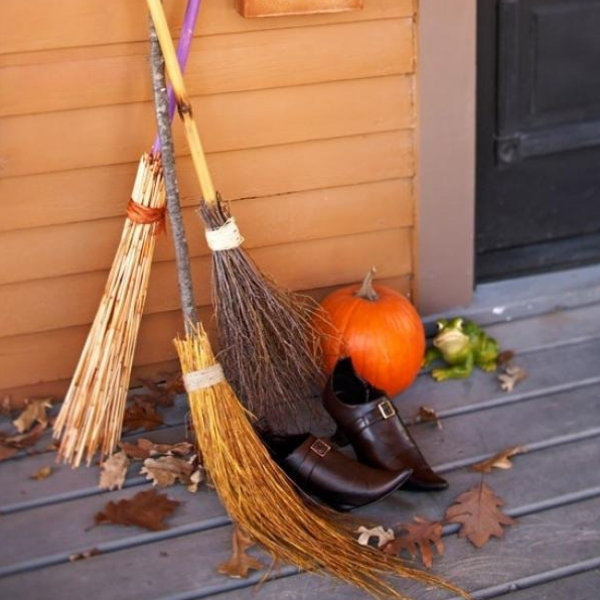 ideias de decoração de halloween vassouras