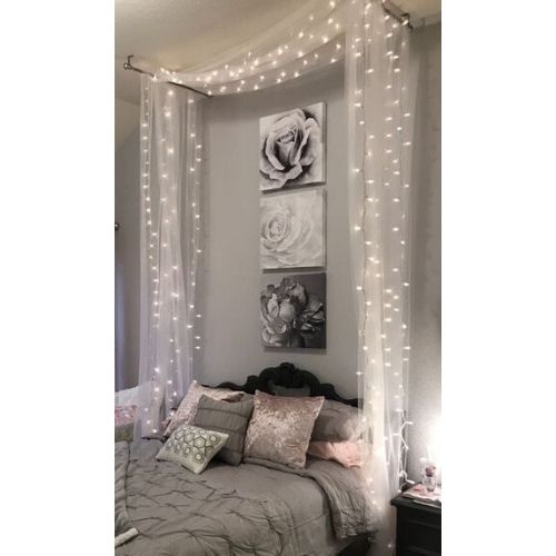 modelo decoração com cortina de led branca quarto