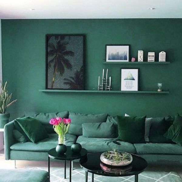 decoração com quadros na parede verde