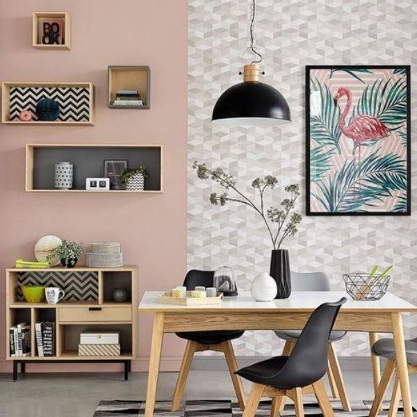 decoração com quadros em parede colorida