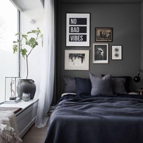 decoração com quadros em parede cinza