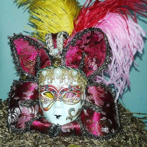 decoração de carnaval com mascara pluma