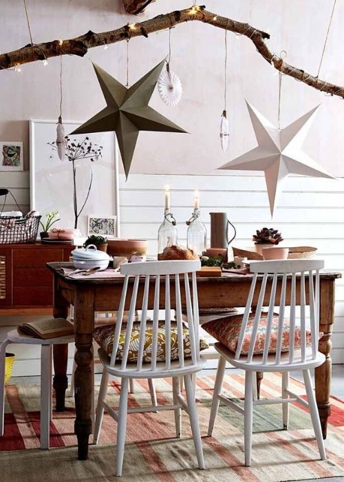 ideia de decoração de mesa de natal com estrelas e galho