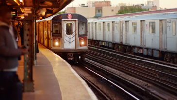 desconhecido empurra epssoas nos trilhos do metrô