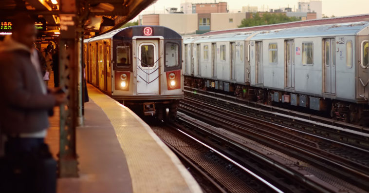 desconhecido empurra epssoas nos trilhos do metrô