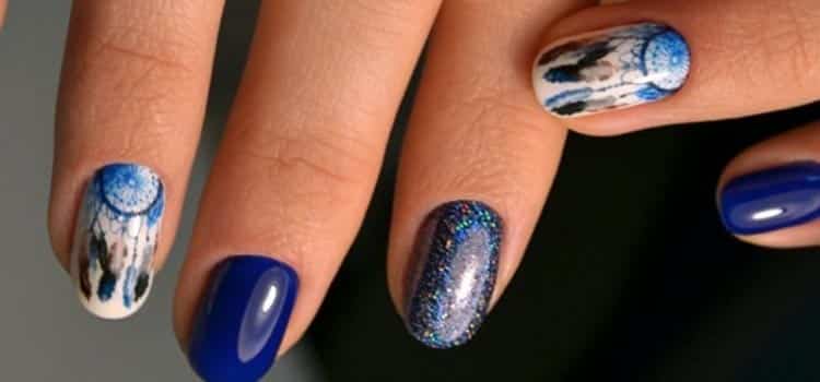 unhas decoradas azul e filtro dos sonhos