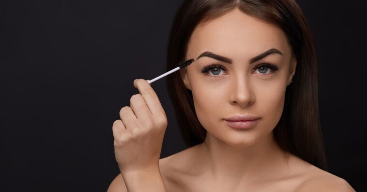 como colocar cílios postiços