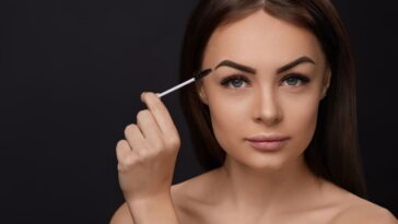 como colocar cílios postiços