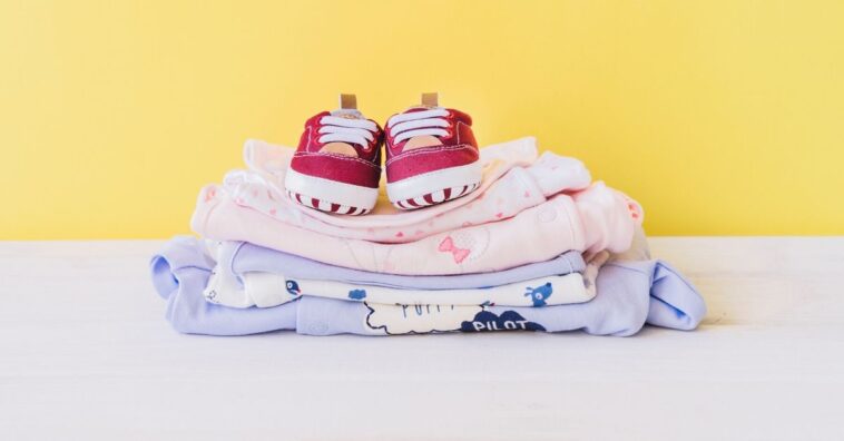 como dobrar roupa de bebê