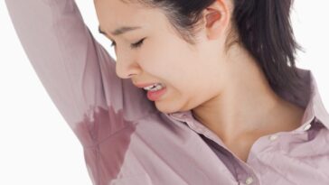 como tirar mau cheiro das axilas