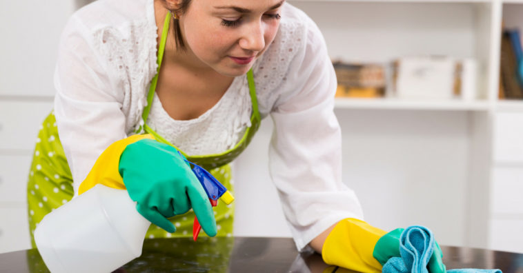 limpar armário de madeira