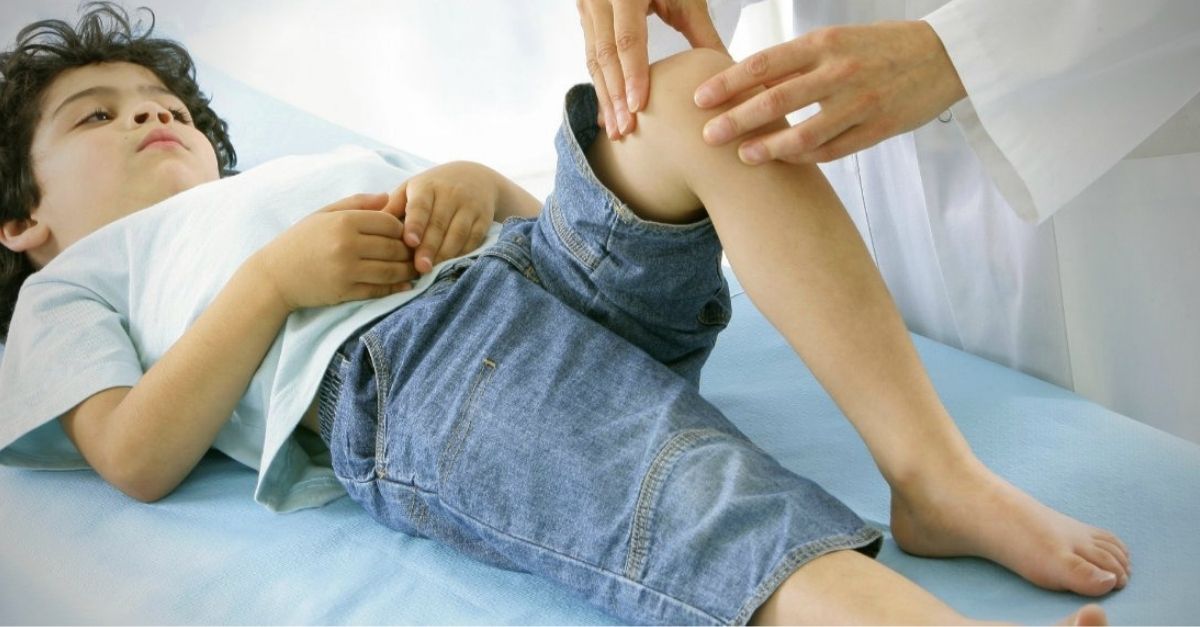 Боль в суставах. Почему ребенка хрустят ноги. Хруст в суставах у грудничка. Андрей барабаш кинезиология. Позы от газиков у новорожденных.