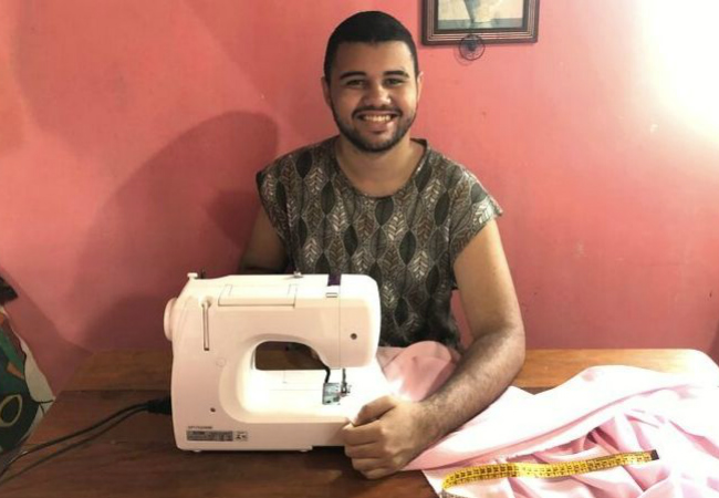 ele quer ser estilista e sonha em fazer um desfile na sua cidade