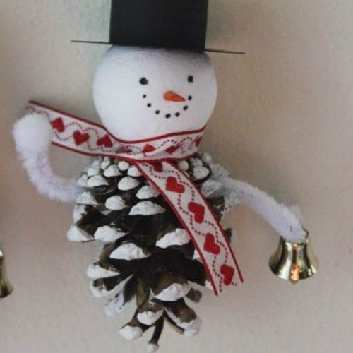 ideia enfeites de natal com pinhas boneco neve