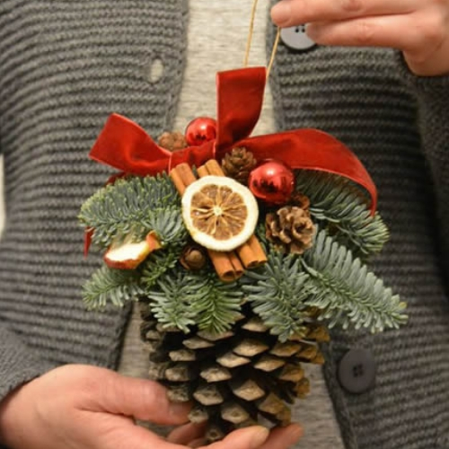 ideia enfeites de natal com pinhas canela