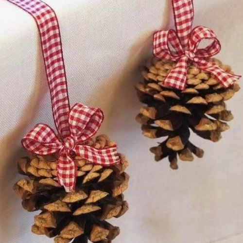 ideia enfeites de natal com pinhas fita pendente