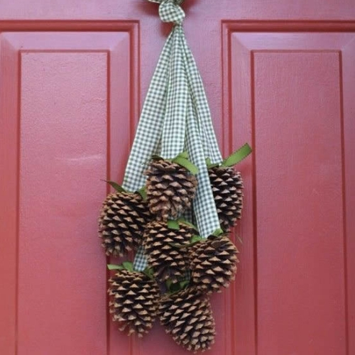 ideia enfeites de natal com pinhas fitas porta