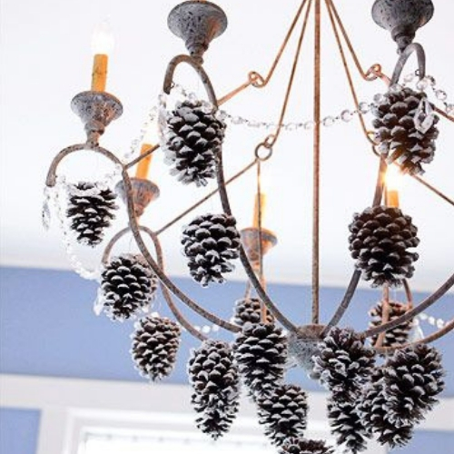 ideia enfeites de natal com pinhas lustre