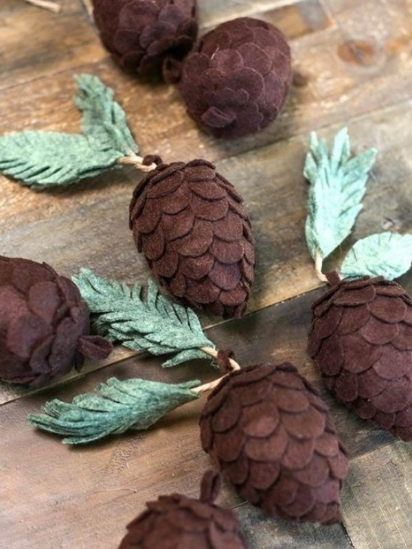 modelo enfeites de natal de feltro pinhas