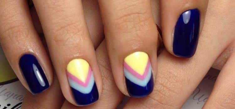 unhas decoradas azul com tons pasteis