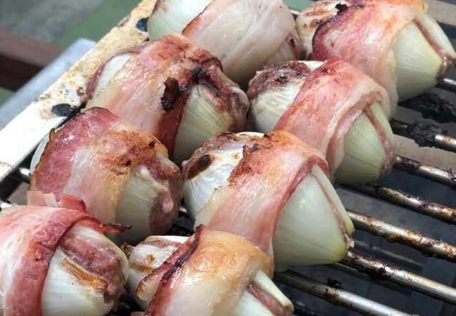espetinho de cebola recheada com carne