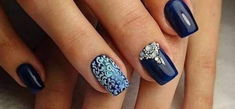 unhas decoradas azul com renda e pedras