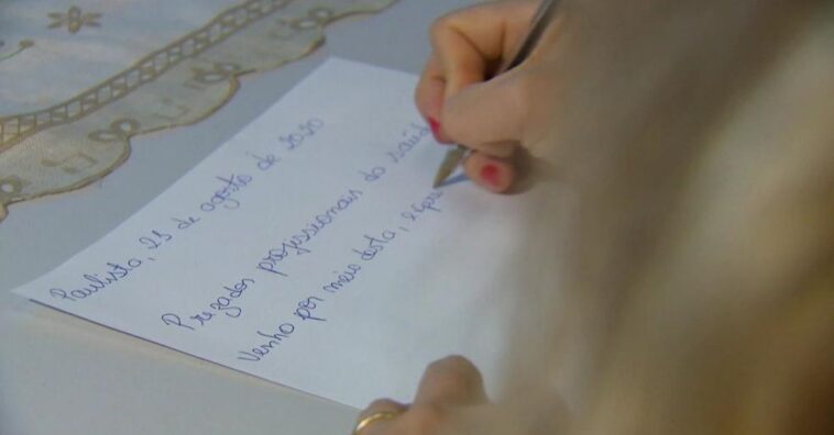 estudantes escrevem cartas a profissionais de saude